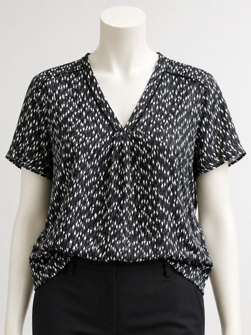 Liz Claiborne Women's Top Size M Black White Diamond Pattern Button Close V Neck